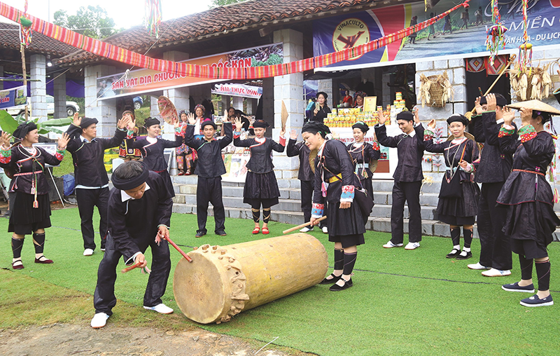 Người Giáy hòa mình vào  không khí lễ hội