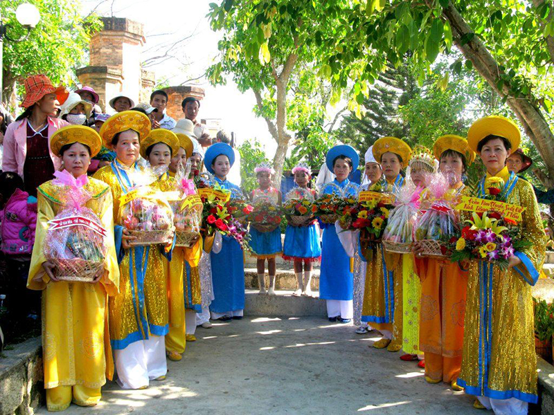 Các đoàn chuẩn bị lễ vật dâng lên Mẹ