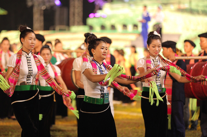 Điệu xòe “Nhôm khăn” - tung khăn