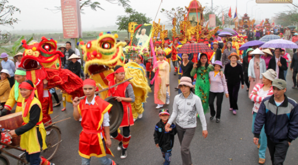 Người dân tham gia lễ hội đền A Sào