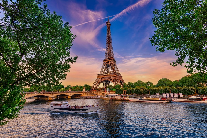 Ngắm nhìn thành phố Paris hoa lệ từ dòng sông Seine thơ mộng