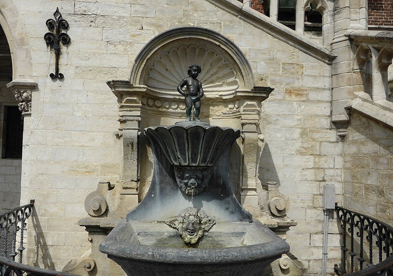 Manneken Pis - Chú bé đi tè nổi tiếng của Bỉ