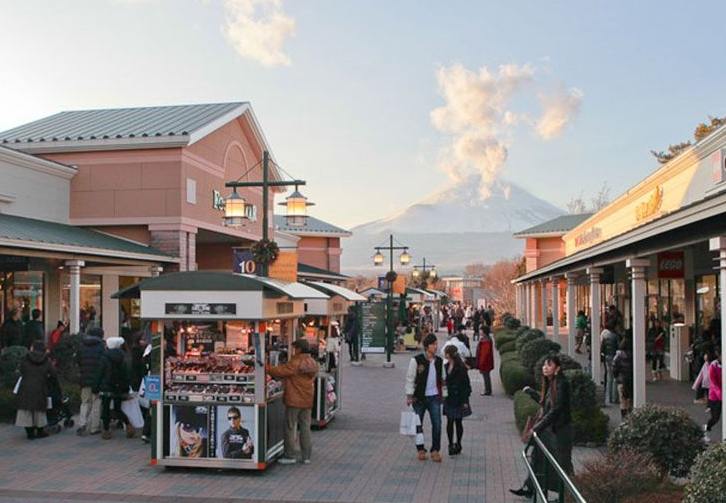 Du khách tham quan thành phố Gotemba