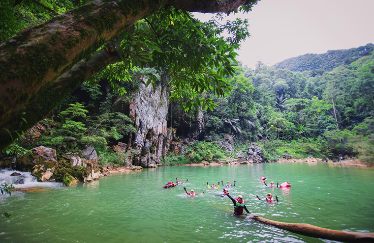 Du khách bơi lội ở Hang Tú Làn 