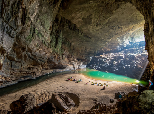 Bên trong hang Én 