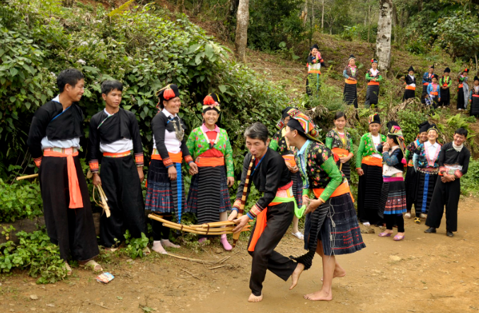 Múa Khèn trong dịp lễ hội