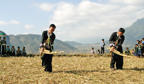 Người Mông múa khèn