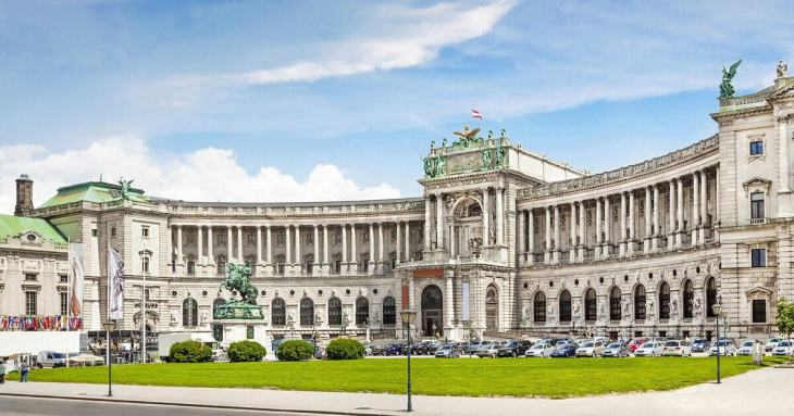 Toàn cảnh cung điện hoàng gia Hofburg bên ngoài 