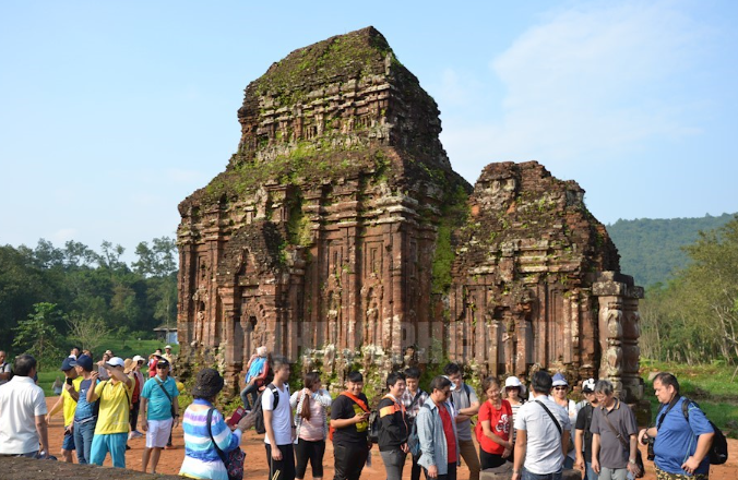 du khách tham quan Thánh địa Mỹ Sơn