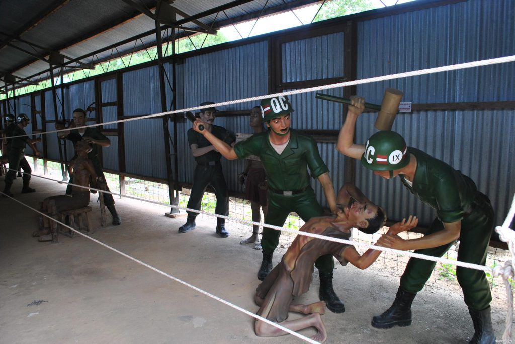 Cảnh tra tấn tù binh